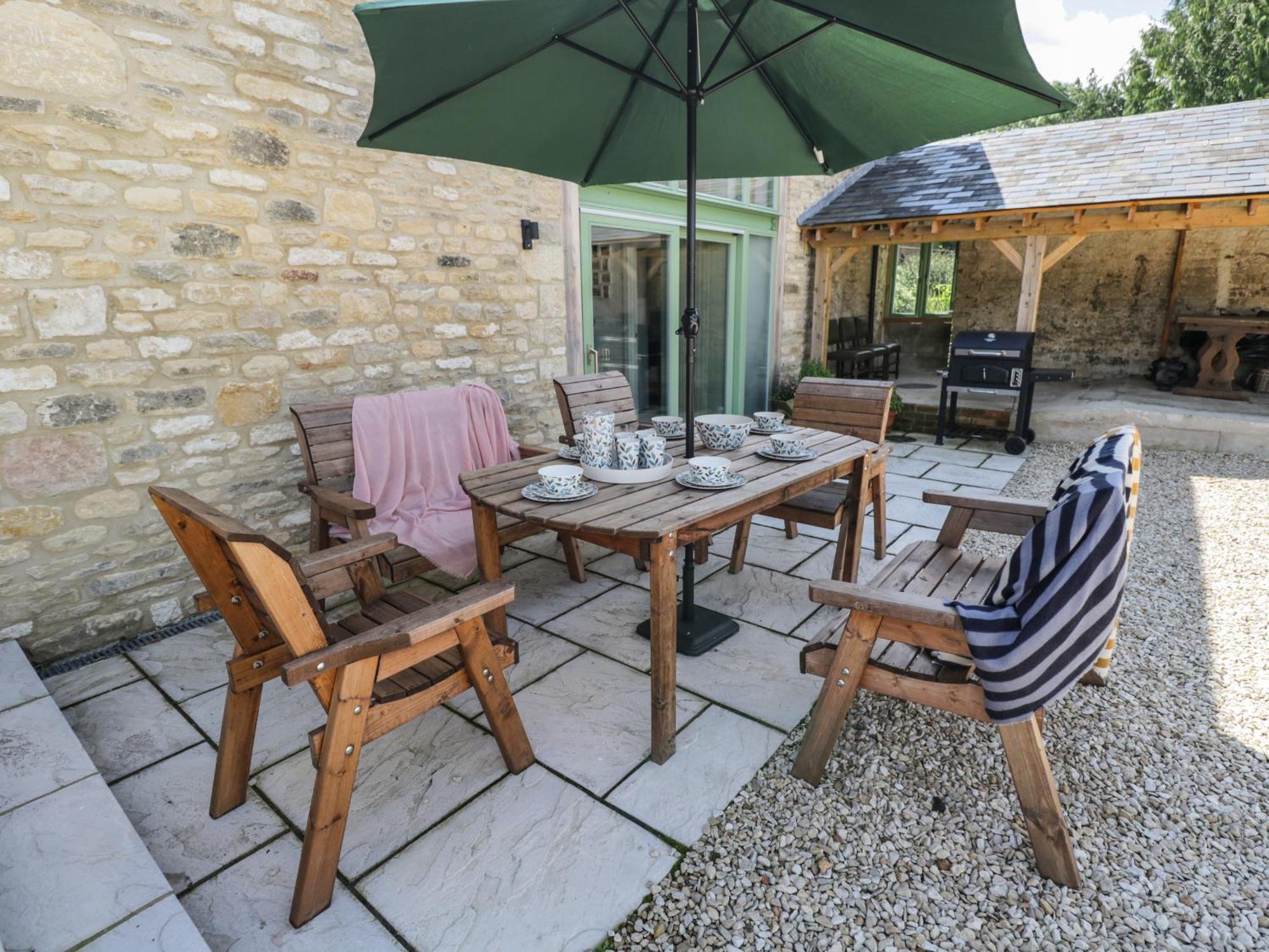 The Old Barn Villa Witney Exterior photo