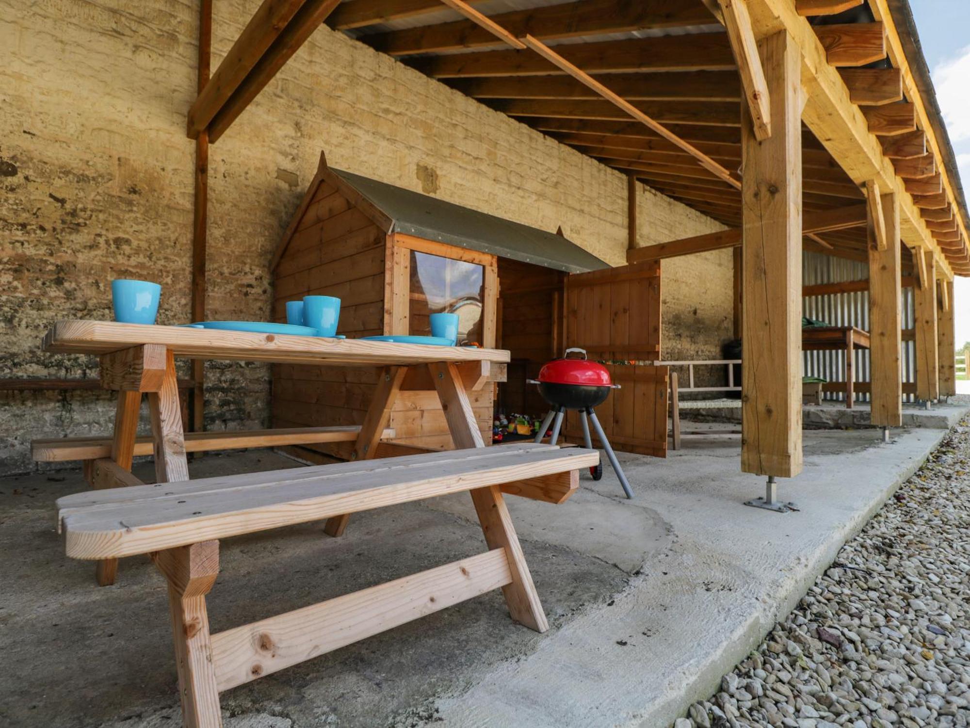 The Old Barn Villa Witney Exterior photo