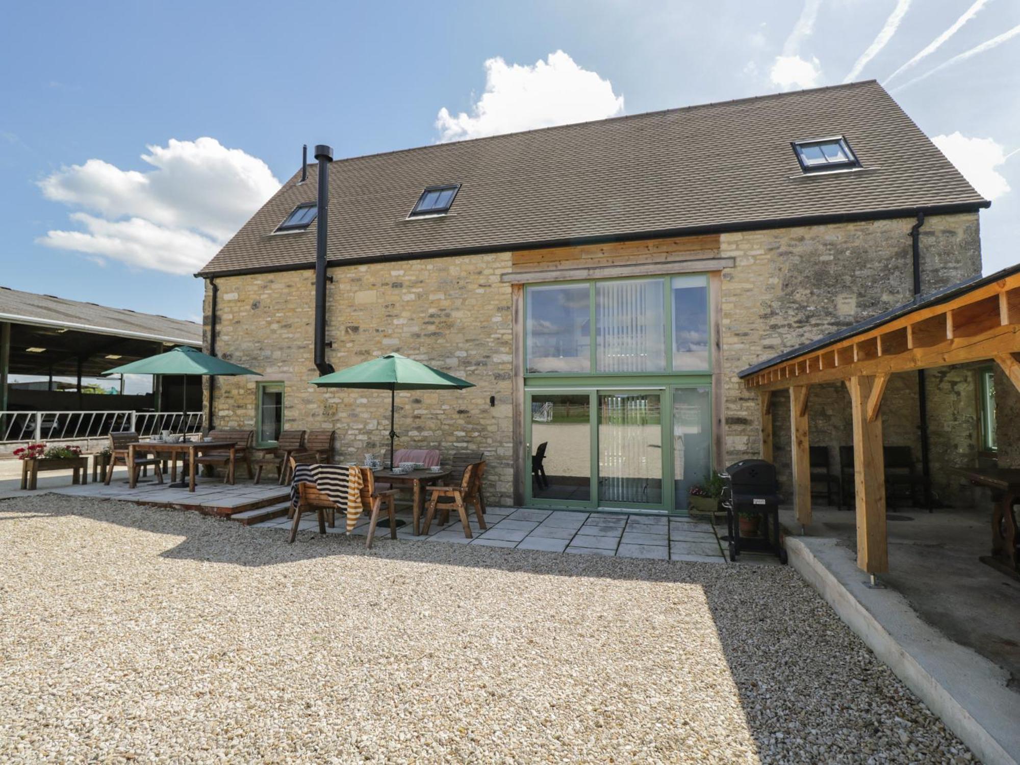 The Old Barn Villa Witney Exterior photo