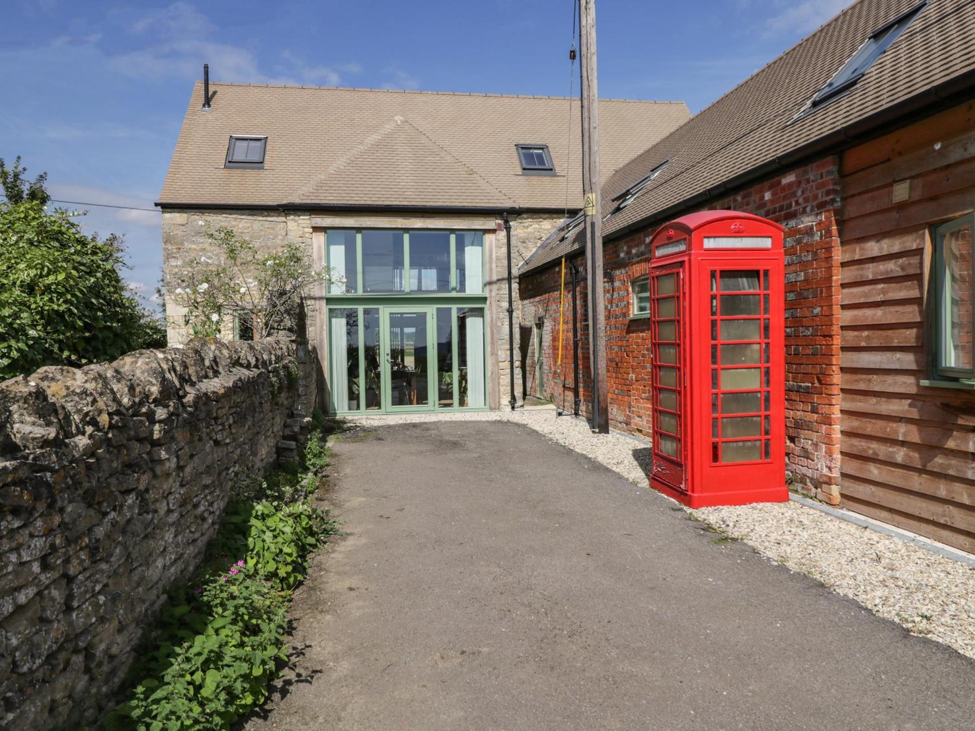 The Old Barn Villa Witney Exterior photo