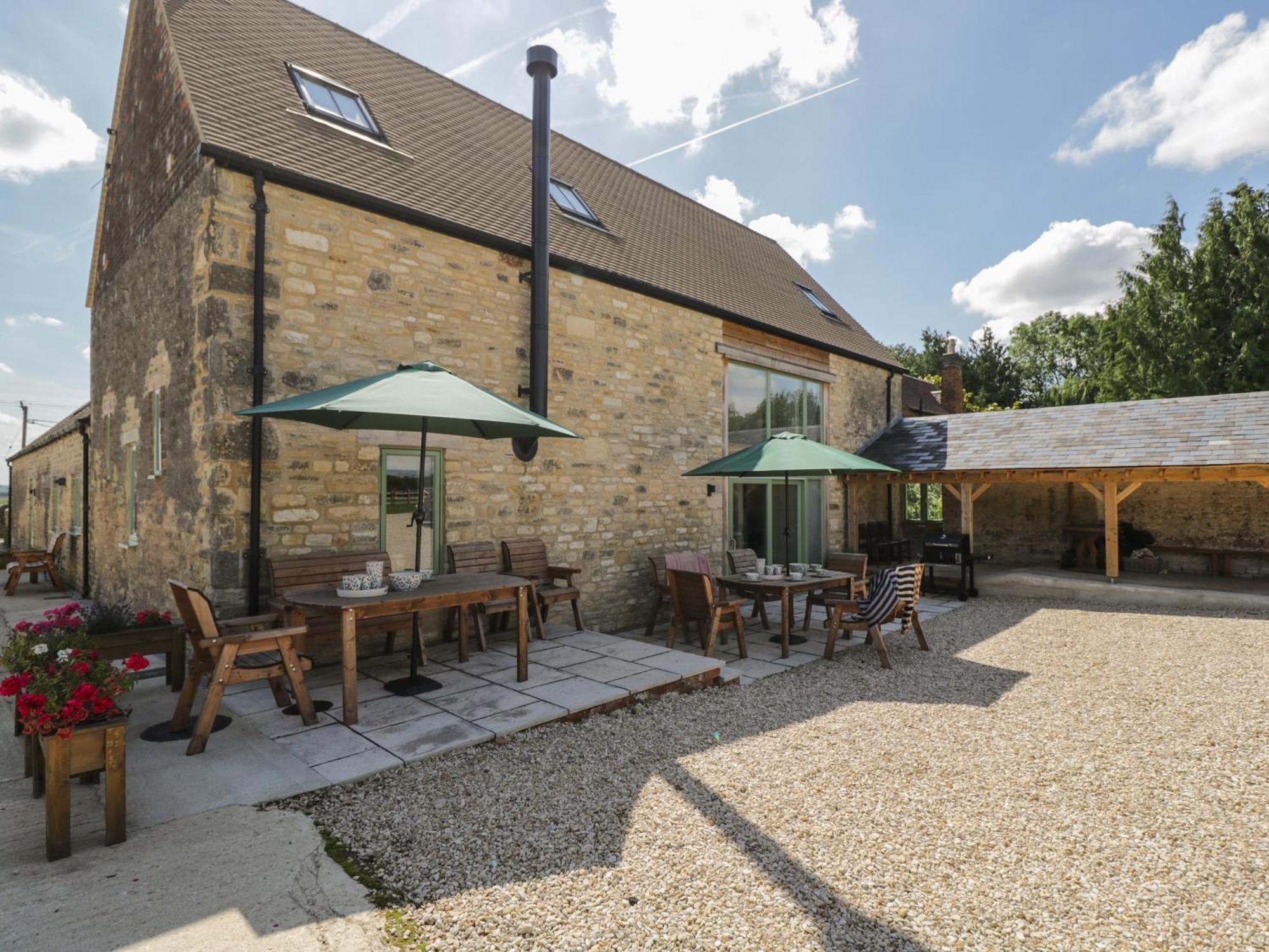 The Old Barn Villa Witney Exterior photo